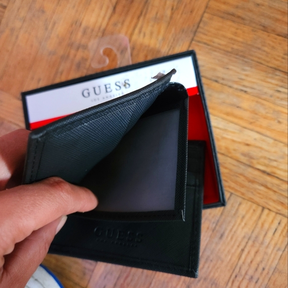 GUESS Los Angeles Men's Bifold Triangle Logo Leather Wallet Black - Picture 3 of 3